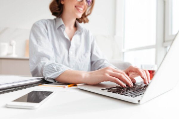 Estudante fazendo prova online